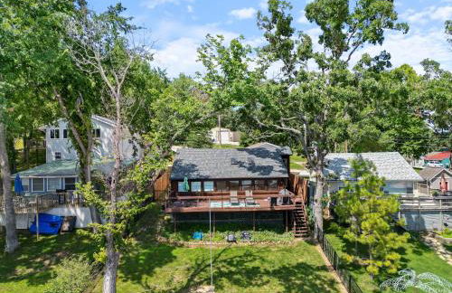 Pet-Friendly Lakefront Home in a Quiet Cove w/ Netflix, Outdoor Seating, Boat Slip - Foto 3