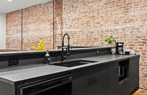 Unique Black Home in the Heart of Shelby Park - Foto 17