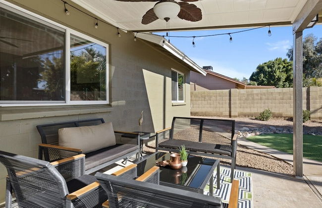 Modern and Stylish Remodeled 4 Bdrm w/ HTD Pool! - Foto 32