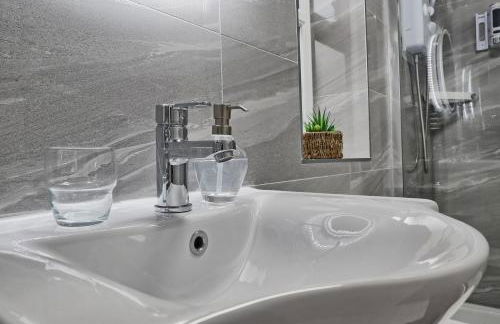 Very Cosy & Lovely 1 Bed Garden Apartment with side access, Suitable for Long Stay and Short Stay - Photo 48