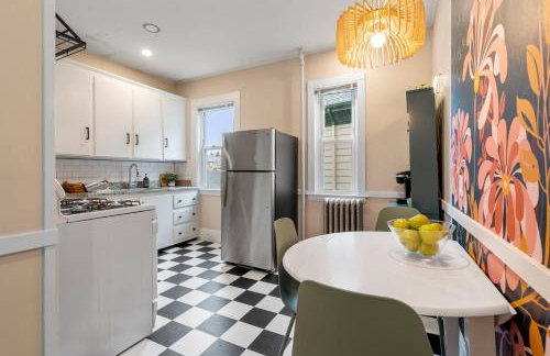 Downtown Beverly|KING BED|Minutes to Salem+Train - Photo 15