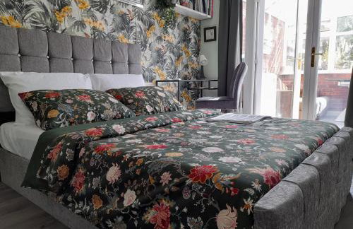 Cosy and Private with 55"TV and Dedicated Toilet Shower Space - Foto 24