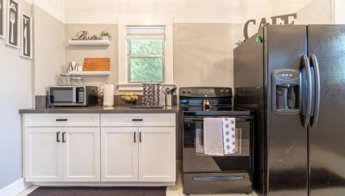 Rustic 3-Bedroom, 1.5-Bath Oasis by Downtown - Foto 5, pet friendly, minibar