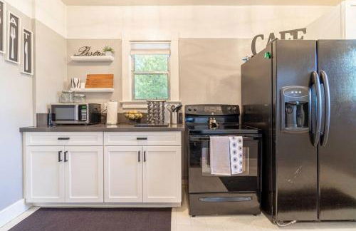 Rustic 3-Bedroom, 1.5-Bath Oasis by Downtown - Foto 5