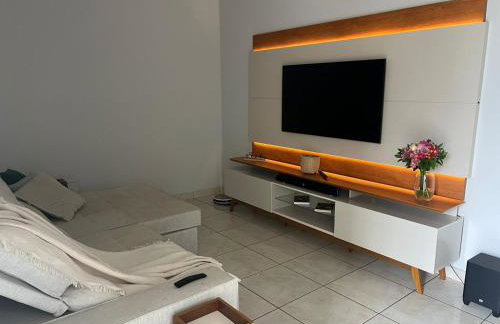 Conforto, charme e praticidade em frente à praça - Foto 1