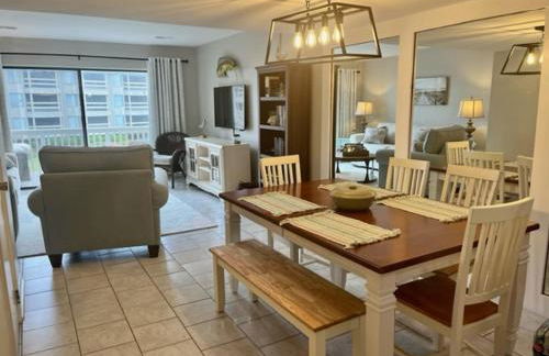 NEW LISTING! Centrally Located with Pool and Beach Views - Foto 10