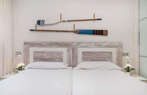 Cozy 2BR Retreat With Big Terrace, Peaceful Stay Minutes Away From the Beach - Foto 11