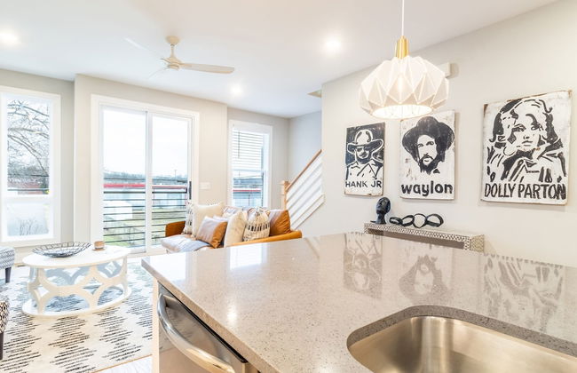 Monty by Avantstay 4bdr 4BA Balcony w Outdoor Seating 5mins to DT - Photo 14