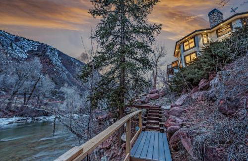 Cozy mountain home w riverfront patio - Foto 10