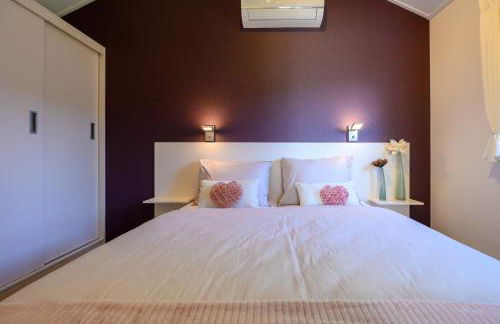 Chalet Charleston 066 mit eigener Terrasse am Wasser - Foto 12