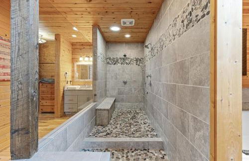 Romantic Cabin w Rain Shower & Spa Tub - Photo 25