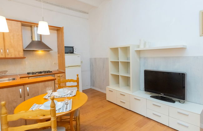 2 bedroom Apartment in Barcelona - Photo 3