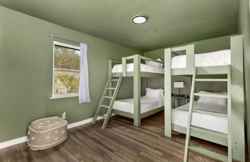 Spacious Retreat with Pool & Hot Tub - 10 Minutes to Downtown - Foto 26