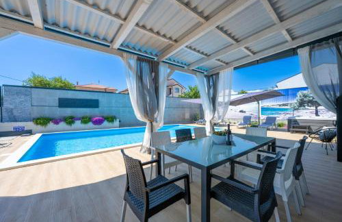 Villa Beauty with heated pool and jacuzzi - Photo 18