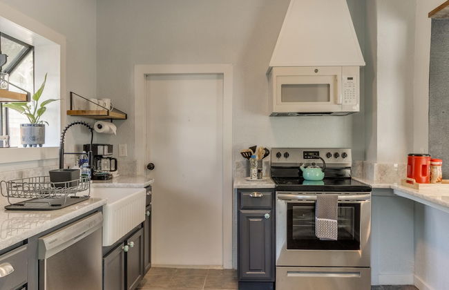 2BR Stylish Retreat in Midtown - Photo 10