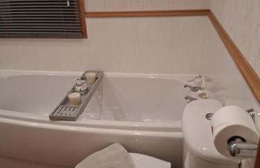 Redwood lodge with luxury hot tub at Three lochs holiday park - Foto 15