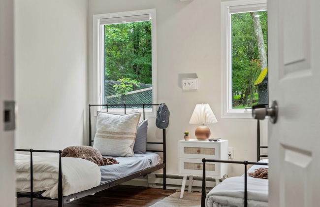 The Evergreen Escape by Avantstay Modern Cabin w Volleyball Court Hot Tub - Foto 38