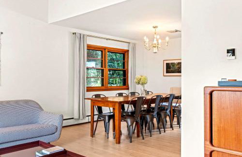 Charming Countryside Home with Yard and Office - Foto 22