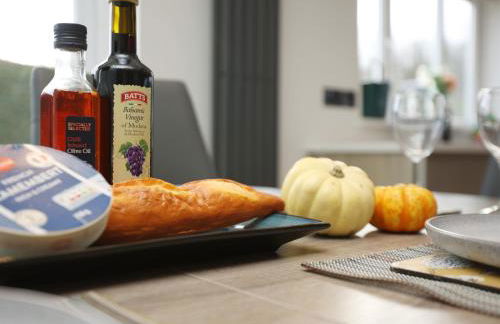 Is Y Coed Place By N And N Stays Ltd, Spacious 5 bed house in Wenvoe Cardiff, With Free Private Parking, Garden and WIFI - Photo 21