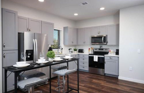 Cozy 2BR w Pool Gym Near Rvrwalk Dome Conv Ctr - Foto 17