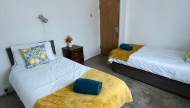 Wardown Place - Spacious 3 Bed House available for short term or long term Rental - Foto 2