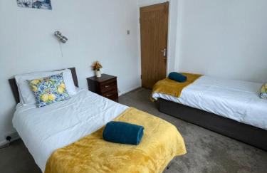 Wardown Place - Spacious 3 Bed House available for short term or long term Rental - Foto 2