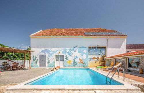 Eclectic oasis with poolside charm in Arranhó - Foto 24