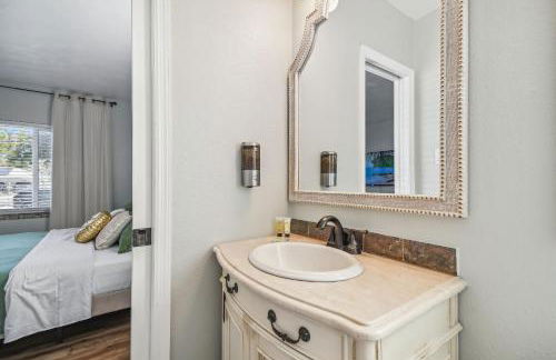 Tropical Retreat with Heated Pool & Firepit - Foto 16