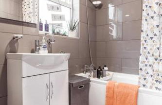 4 bedroom house, 2 Min Walk From Station - Photo 16