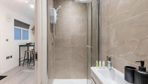 Cozy Vibes Minimalist Studio Stay - Foto 5, towels, Shower