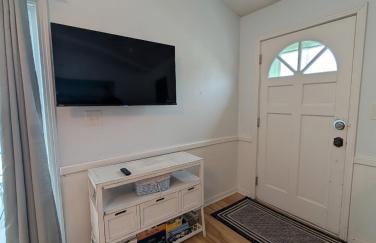 Pets OK Beach Home, Short Walk Beach Access, and Views - Foto 3