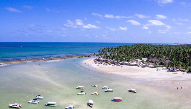 Bateau sur la plage des Carneiros