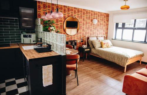 70s Hideaway Guest Studio for 2 I Private I Self Contained I Near Cardiff - Photo 1