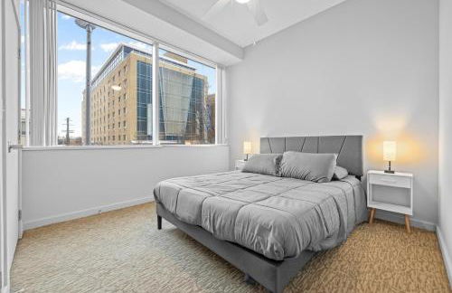 Spacious 2 BD Apt l Downtown Cleveland l Free Parking - Photo 13