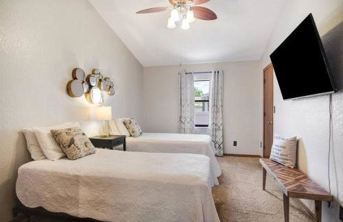 Family Friendly Pool Paradise Retreat Near Beaches - Foto 15