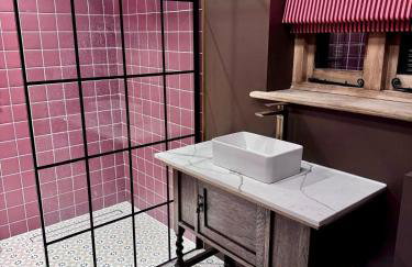 Farmhouse in Suffolk with wild swimming & hot tub - Photo 5