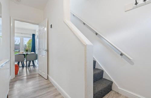 Centrally Located 4BR House By Hyped Properties Short Term Rental Agency With Free Parking Wolverhampton - Foto 48