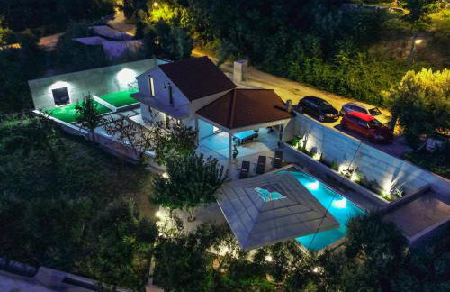 Mediterranean Oasis Seaside Villa with Pool - Foto 37