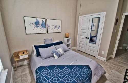 Waxahachie Queen bed, 10 mins 2 DWNT & Medical managed by stay albatross rentals 254-500-2317 - Foto 1