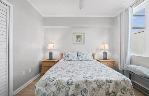 Polished oceanfront condo with pool access, private balcony & washer/dryer - Foto 24