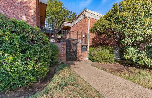 Luxe and Modern Dallas Condo 2 Mi to Highland Park! - Foto 24