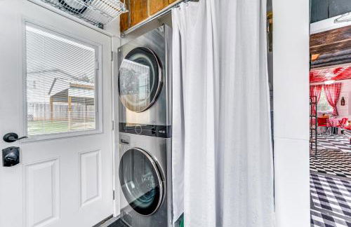 Fifties Diner-Style Llano Home with Shared Fire Pit - Photo 19