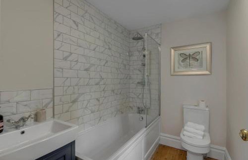 Stylish 4-Bed Apartment in Suffolk l Near Town - Foto 17