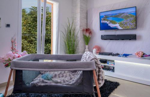 Uniquely designed Villa Ivana with outdoor Jacuzzi nearby the pebble Banje beach at the Island of Solta - Photo 57