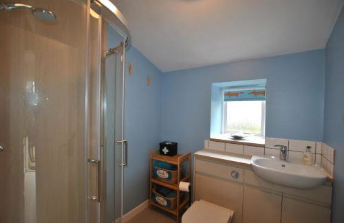 Carpenters Cottage- coastal stay with garden - Foto 16