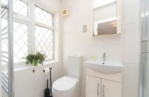 Spacious 4 Bed House Free Parking Near Station - Pass the Keys - Foto 61