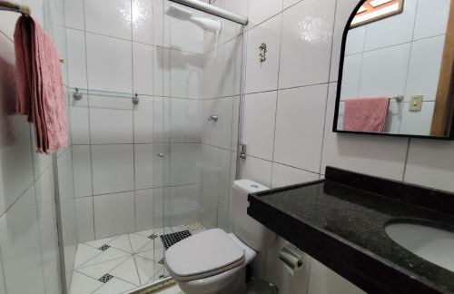 Casa com suítes privativas - Localização no centro, perto de serviços e pontos turísticos - Foto 7