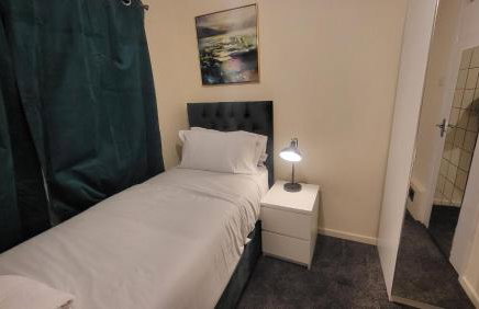 Garland Lovely House with Garden, Watford - Foto 24