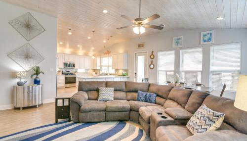 Luxe Crystal Beach Retreat with Views! Walk to Shore - Foto 3