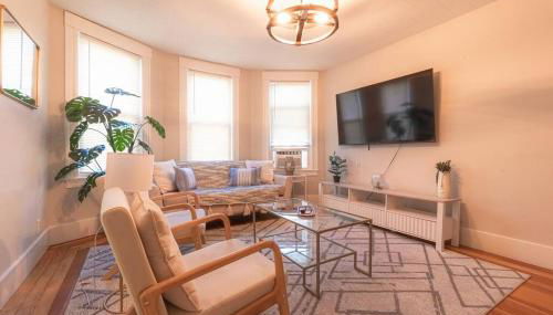 Walk to Downtown Salem with Arcade- Free Parking! - Foto 3